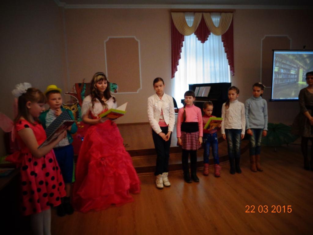 Королева Книга вручает подарки лучшим читателям 2014 года